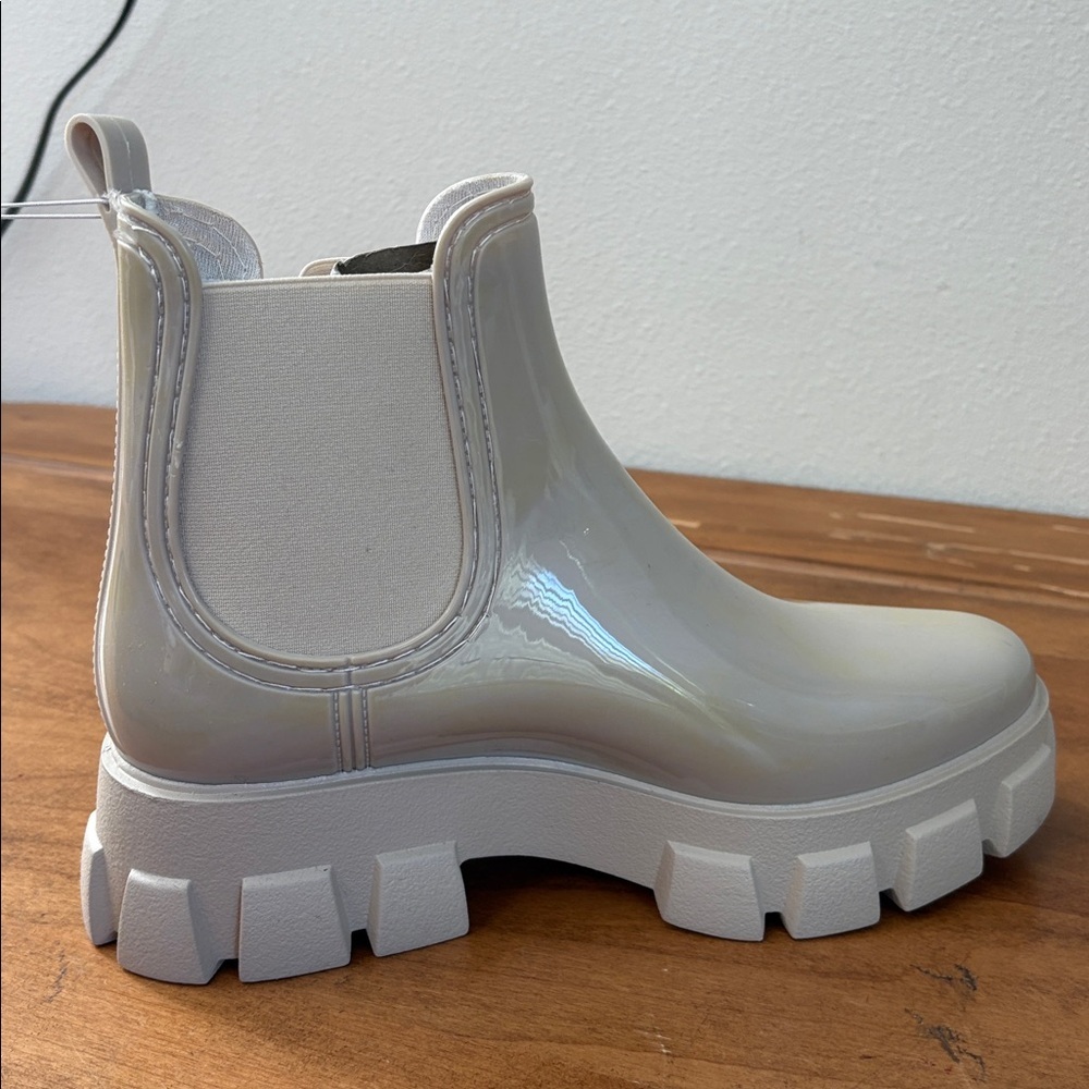 Forever 21 NWT Stylish Cream Chelsea Boots Size 9 - Picture 4 of 14